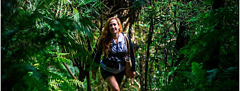 L'actrice, Myriam Charleins découvre les trésors verts de la Réserve naturelle de la Grande Montagne à Rodrigues