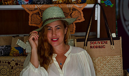Myriam Charleins découvre l’artisanat rodriguais, reflet vivant de l’âme de l’île